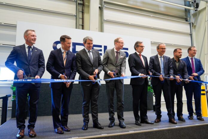 Der europäische Rüstungskonzern General Dynamics European Land Systems (GDELS) hat heute, neun Monate nach der Grundsteinlegung, das neu errichtete Piranha-Systemunterstützungszentrum in Neubrandenburg (Mecklenburg-Vorpommern) eröffnet, in dem künftig unter anderem die TAWAN-Richtpanzer sowie die Spähpanzer Luchs 2 der Bundeswehr versorgt sowie das dazugehörige Personal ausgebildet werden sollen.