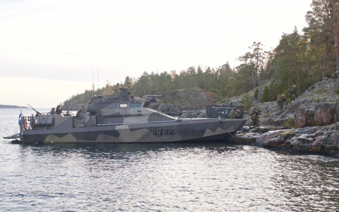 Beim Watercat M18 handelt es sich um rund 20 m langes Mehrzweck-Kampfboot mit einer Verdrängung von 32 to, von dem die finnischen Streitkräfte 12 Systeme als Jehu-Klasse in Verwendung haben.