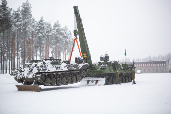 Die Norwegian Defence Material Agency (NDMA) hat den norddeutschen Panzerbauer FFG Flensburger Fahrzeugbau Gesellschaft mbH (FFG) mit der Lieferung von drei weiteren Bergepanzern des Typs WiSENT 2 ARV (Armoured Recovery Vehicle) beauftragt.