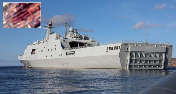 Chinesisches Docklandungsschiff des Typs 071, und Satellitenbild der Bauwerft.