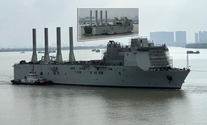 Neue Bilder, die in den sozialen Medien kursieren, haben ein zweites neues Hilfsschiff für die chinesische Marine (PLAN) enthüllt. Beobachter vermuten, dass der Entwurf als Mutterschiff und Tender für groß dimensionierte Unterwasserdrohnen (extra-large uncrewed underwater vehicles, oder XLUUV) dient, der mithilfe der Bordausrüstung sehr große Drohnen unterstützen kann.