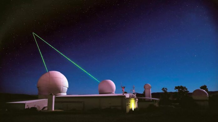 Die Deutsche Raumfahrtagentur im DLR prüft im Rahmen einer Markterkundung mit der Bezeichnung „Ilum“ die Verfügbarkeit bodengestützter Lasersysteme zur Wirkung gegen Satelliten.