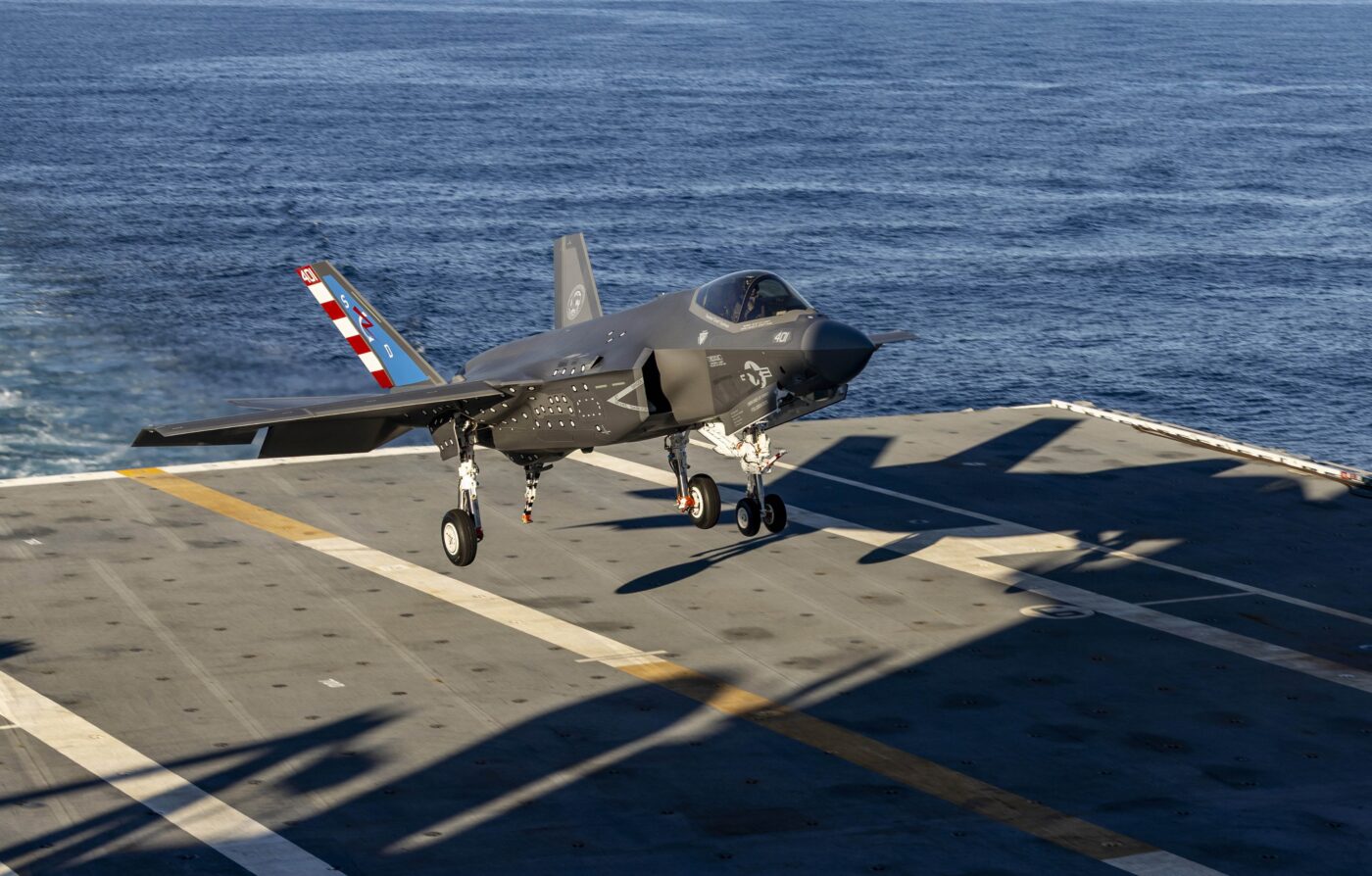 Eine F-35C Lightning II der U.S. Navy bei der Landung auf dem US-Flugzeugträger John F. Kennedy (CVN 79)