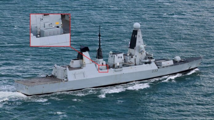 Die Type-45-Zerstörer der Royal Navy scheinen ein neues C-UAS-System zum Selbstschutz vor Drohnen erhalten zu haben. Kürzlich vom britischen Verteidigungsministerium veröffentlichte Bilder zeigen die HMS Dauntless (D33) mit zwei bis dato unbekannten Containern, die wahrscheinlich als Launcher für Abfangdrohnen dienen.