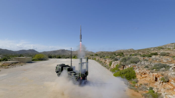 Mitte Oktober absolvierte die deutsche Luftwaffe auf der NATO Firing Range NAMFI (NATO Missile Firing Installation) auf Kreta die erforderliche Systemzertifizierung des Luftverteidigungssystems IRIS-T SLM von Diehl Defence. Die Flugabwehrraketengruppe 61 trainierte dort das Zusammenspiel der verschiedenen Systemkomponenten wie dem Radar TRML-4D und dem Gefechtsstand CTOC (Common Tactical Operations Center) sowie dem Startgerät mit dem Lenkflugkörper IRIS-T SLM.