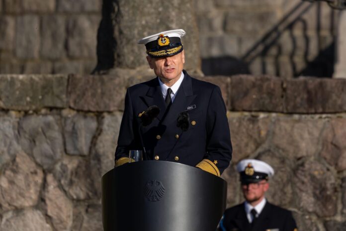 Am gestrigen Mittwoch hat der Generalinspekteur der Bundeswehr, General Carsten Breuer, an der Marineschule Mürwik in Flensburg das Kommando über die Deutsche Marine von Vizeadmiral Jan Christian Kaack an Konteradmiral Wilhelm Tobias Abry übergeben.
