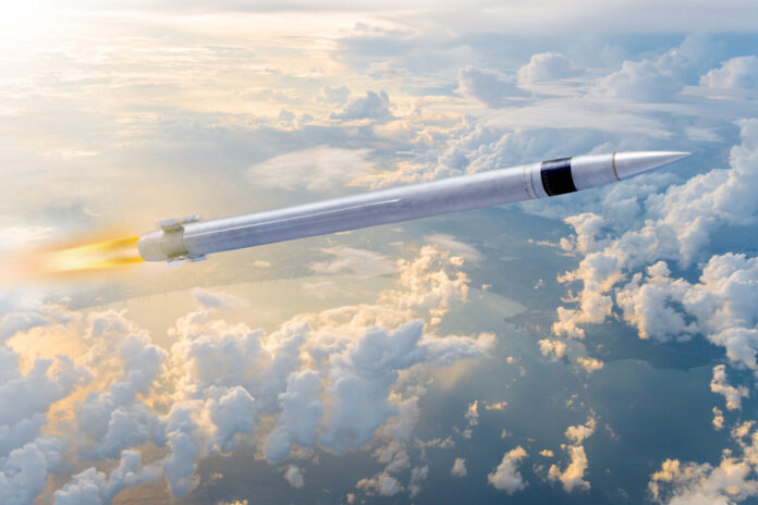 Der US-Rüstungskonzern Lockheed Martin hat mit dem PAC-3 Edge Ende vergangener Woche einen neuen Abfangflugkörper vorgestellt, der eine deutlich erhöhte Verteidigungsfähigkeit gegen Hyperschallwaffen und fortschrittliche Raketen bieten soll.