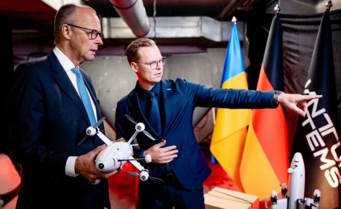 Bundeskanzler Friedrich Merz hat während seines Besuchs in Kiew am Wochenende die Finanzierung mehrerer Zehntausend Abfangdrohnen von Quantum Systems für die Ukraine als Teil des deutschen Militärhilfepakets für den Winter 2026/2027 angekündigt.