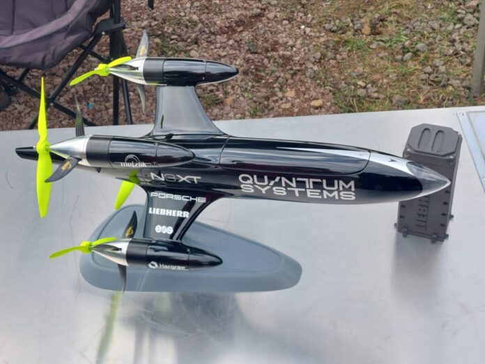Ein bei der Veranstaltung vorgeführter elektrischer Drohnen-Demonstrator erreichte dagegen nach Unternehmensangaben rund 777 km/h. Dies ist ein neuer inoffizieller Weltrekord. Der für einen offiziellen Weltrekord erforderliche zweite Flug der sogenannten Apex-Recordhunter-Drohne zur Bestätigung konnte jedoch nicht stattfinden, weil der Kontakt abbrach.