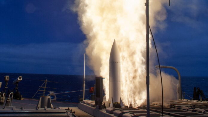 Bei der SM-6 handelt es sich um ein Mehrzweck-Wirkmittel, deren primäre Funktion die schiffsgestützte Luftverteidigung sowie d ie Abwehr ballistischer Raketen (Ballistic Missile Defence oder BMD) auf weite Distanzen ist. Die genaue Reichweite der Waffe ist eingestuft, soll öffentlich zugänglichen Informationen zufolge jedoch jenseits der 350 km liegen. Neben der Luftverteidigung kann die radargelenkte Rakete zudem zur Bekämpfung von Bodenzielen sowie Schiffen genutzt werden.