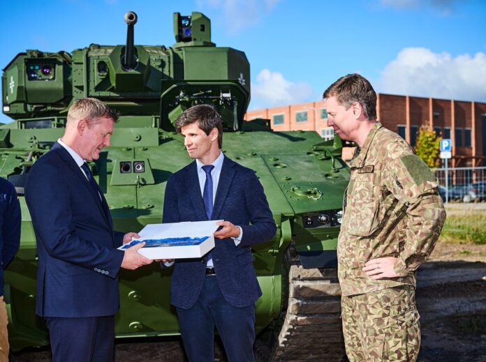 Das europäische Rüstungsunternehmen General Dynamics European Land Systems (GDELS) hat den ersten Schützenpanzer „Hunter“ an die lettischen Streitkräfte übergeben.