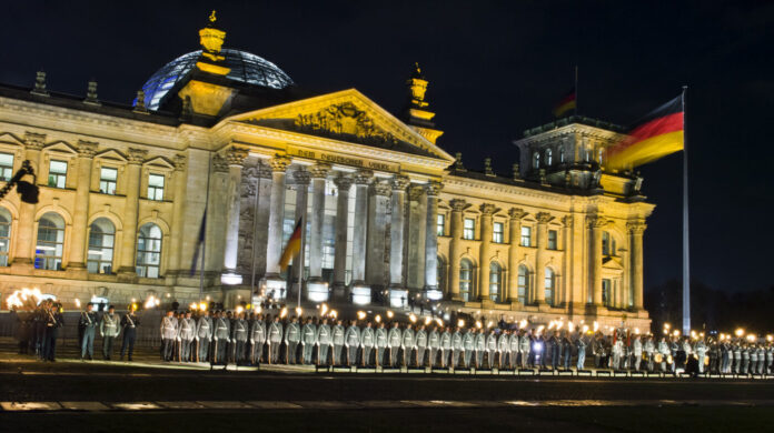 Zapfenstreich der Bundeswehr vor dem Reichstagsgebäude